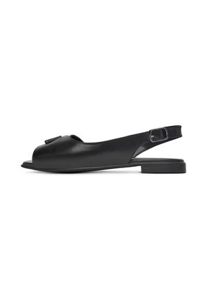 Černá kožená obuv se zavazováním za patou, otevřenou špičkou, plochou podrážkou a ozdobnou mašlí. Má nastavitelný pásek s přezkou na patě.