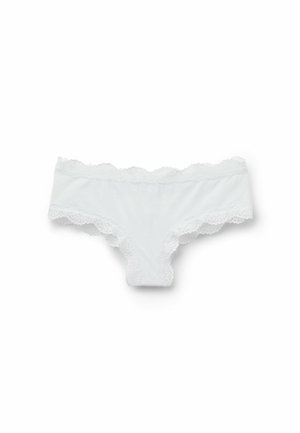 Sous-vêtements blancs bordés de dentelle avec un délicat bord festonné, un corps en coton doux et une coupe taille moyenne.