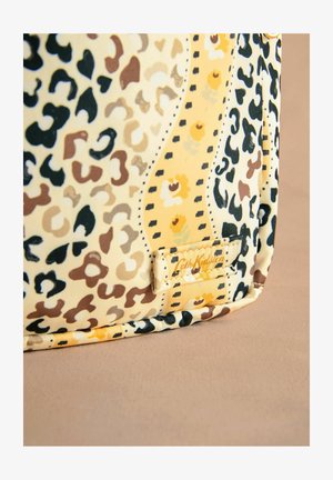 Leopardprint taske i beige, gul og brun farver. Har en glat overflade, rund form og en mærketaxel side.