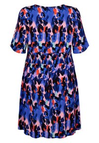 Lyhythihainen mekko, jossa on sininen, vaaleanpunainen ja punainen abstrakti kuvio, joustovyötärö ja liehuva helma. Sileä kankaan pinta.