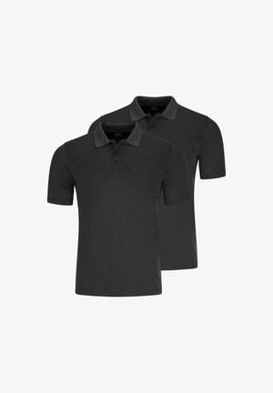 Twee zwarte poloshirts met korte mouwen, kraag, knoopsluitingen en borstzakken, overlappend weergegeven tegen een witte achtergrond.