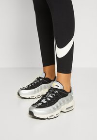 Nike Sportswear Leggings - Byxor - black