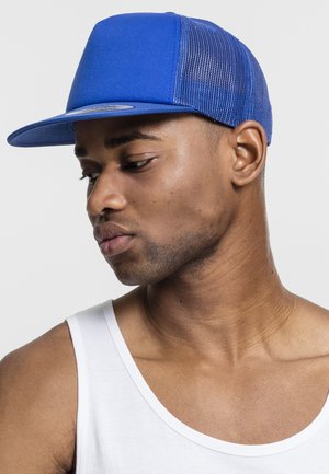 Blauwe trucker cap met een solide voorkant en een gaas achterkant. Gebogen rand, verstelbare pasvorm, strakke lijnen en een gestructureerd oppervlak op het gaas.
