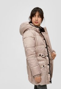 Lichtroze pufferjack met capuchon, voor sluiting met drukknoop, twee externe zakken, elastische manchetten en contrasterende zwarte afwerking langs de rits.