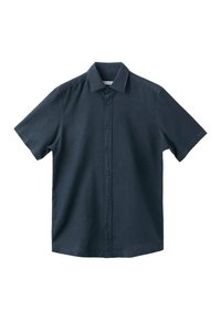 Camisa de botones de manga corta color azul marino oscuro, hecha de tela suave, con un cuello puntiagudo y seis botones en la parte delantera.