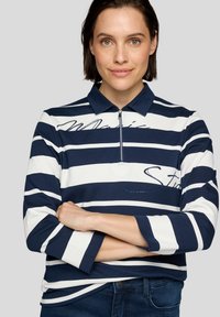 Marineblaue und weiße gestreifte Langarm-Polohemd mit Reißverschlusskragen, versehen mit "Marie" in Schreibschrift und "Str" mit Strass-Akzenten.