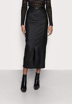 Zwarte denim midi-rok met een split aan de voorkant, hoge taille en riemlussen, gecombineerd met zwarte enkellaarsjes. Gestructureerde stof, aansluitend model.