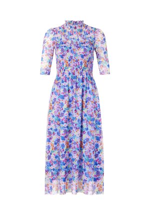 Blumenkleid im Maxiformat mit gerafftem Oberteil und drei Viertel Puffärmeln. Es zeigt eine Mischung aus lila, blauem und pinkem Blumenmuster auf einem leichten Stoff.