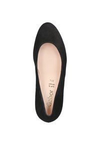 Zwarte suède damesflat met een ronde neus en een lichte kromming bij de hak. Het interieur heeft een zachte beige binnenzool; merk zichtbaar.