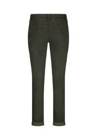 Mørkegrønne slim-fit bukser med opfoldede bukseben og to bageste paspulpockets, præsenteret mod en hvid baggrund.