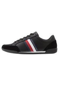 Sneaker in pelle nera con accenti in suede, caratterizzato da strisce rosse, bianche e blu. Design con lacci e suola in gomma. Dettagli con marchio sul lato.