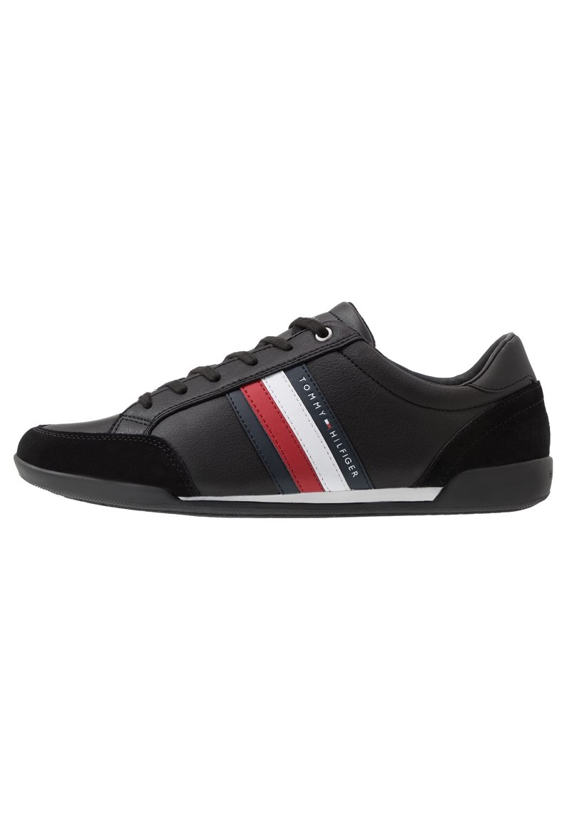 Sneaker in pelle nera con accenti in suede, caratterizzato da strisce rosse, bianche e blu. Design con lacci e suola in gomma. Dettagli con marchio sul lato.