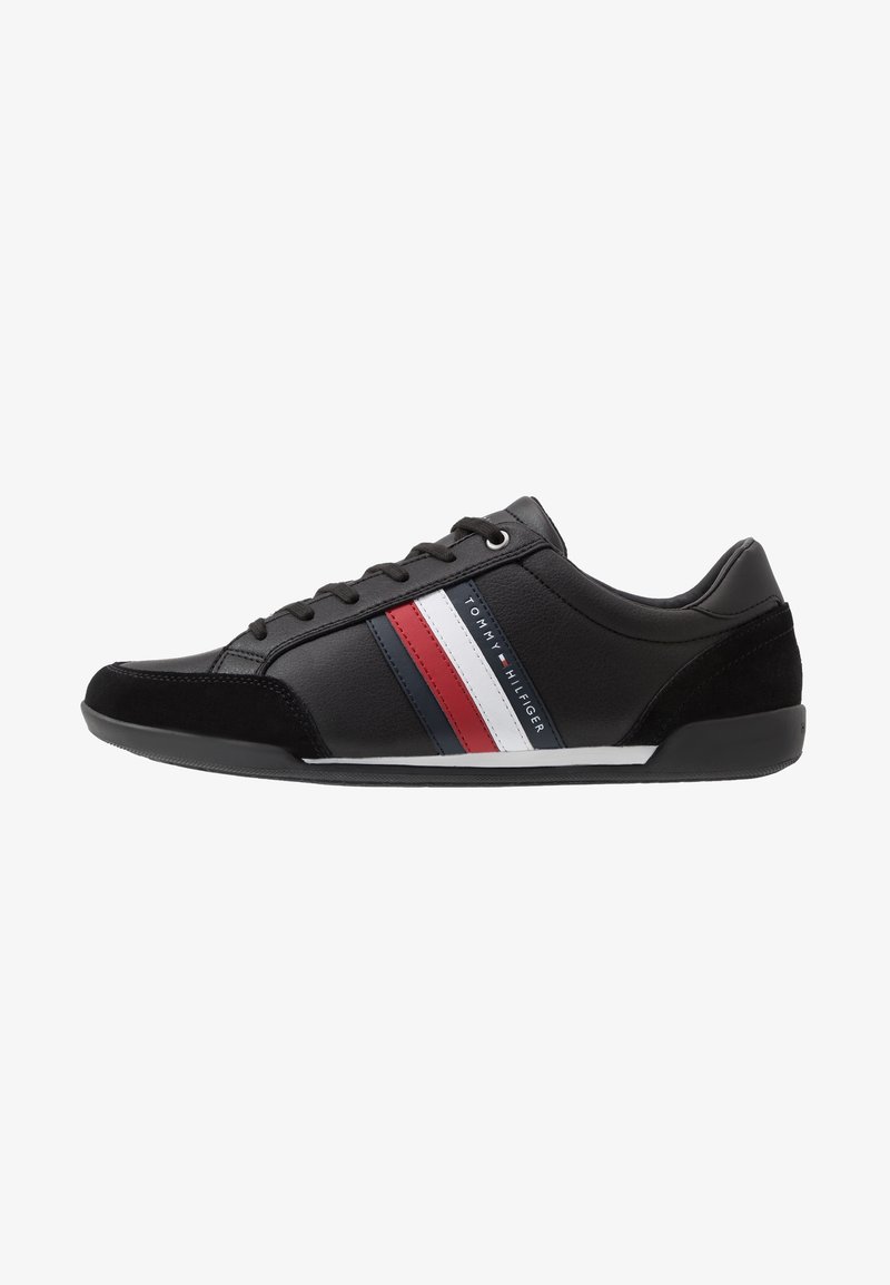 Sneaker in pelle nera con accenti in suede, caratterizzato da strisce rosse, bianche e blu. Design con lacci e suola in gomma. Dettagli con marchio sul lato.