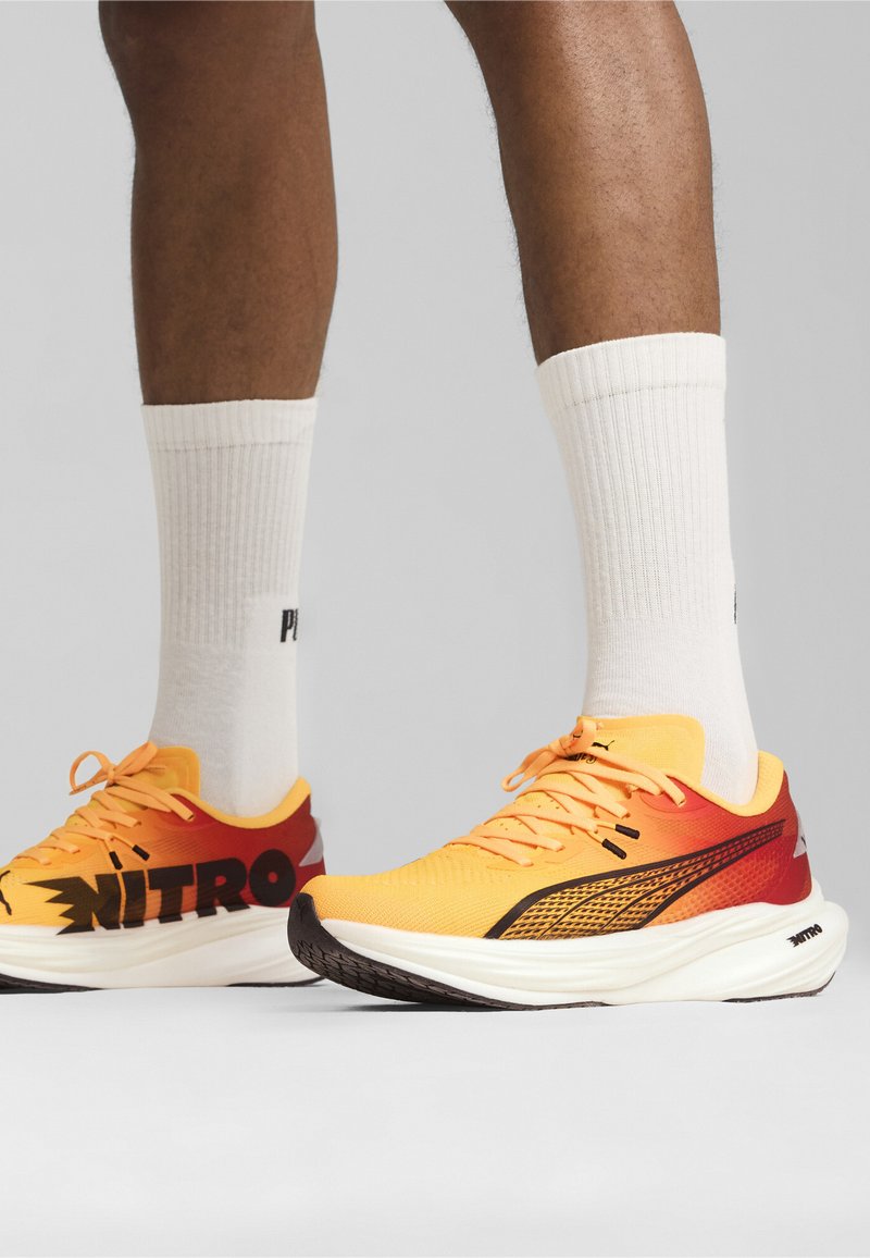 Puma DEVIATE NITRO
- Scarpe da corsa su strada - sun stream sunset glow white
