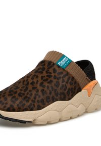 Sneaker slip-on a motivo leopardato con superiore in pelliccia marrone, collo a coste color sabbia, retro in mesh nero e suola in gomma crema con dettagli arancioni.