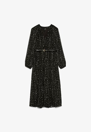 Μαύρο midi φόρεμα με λευκές αφηρημένες κουκκίδες, μακριά μανίκια, V-λαιμόκοψη και λεπτή μαύρη ζώνη με χρυσή αγκράφα στη μέση.