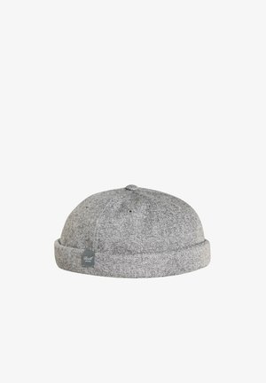Gorra de punto gris con una textura suave, parte superior redondeada y ala doblada. Presenta una pequeña etiqueta de marca en el lateral.