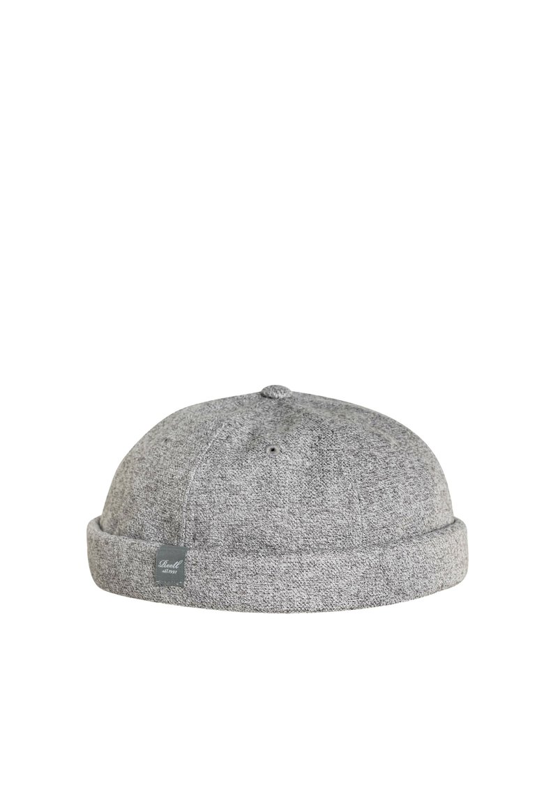 Gorra de punto gris con una textura suave, parte superior redondeada y ala doblada. Presenta una pequeña etiqueta de marca en el lateral.