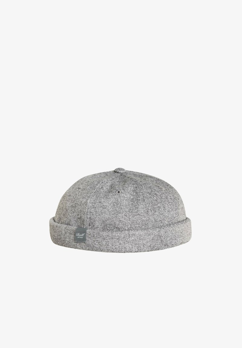 Gorra de punto gris con una textura suave, parte superior redondeada y ala doblada. Presenta una pequeña etiqueta de marca en el lateral.