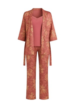 Ensemble pyjama femme trois pièces couleur rose poudré avec motifs floraux, comprenant un peignoir style kimono, un caraco bordé de dentelle et un pantalon droit.