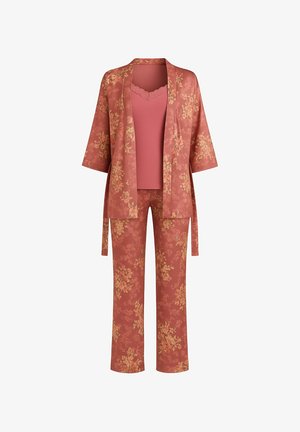 Dreiteiliges Damen-Pyjama-Set in staubigem Rosa mit floralem Muster, bestehend aus Kimono-ähnlichem Bademantel, Spitzen-Camisole und geraden Hosenbeinen.