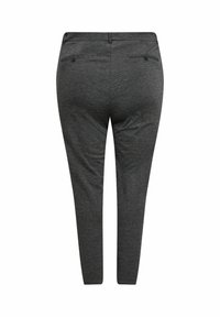 Pantalons en tissu extensible gris avec une coupe slim, dotés de deux poches arrière, d'accents de boutons et d'une texture lisse.