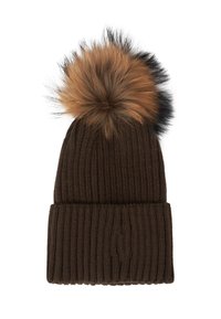 Beanie marrone lavorato a maglia con una texture a coste e un grande pompon in pelliccia nei toni del marrone e del nero sulla parte superiore.