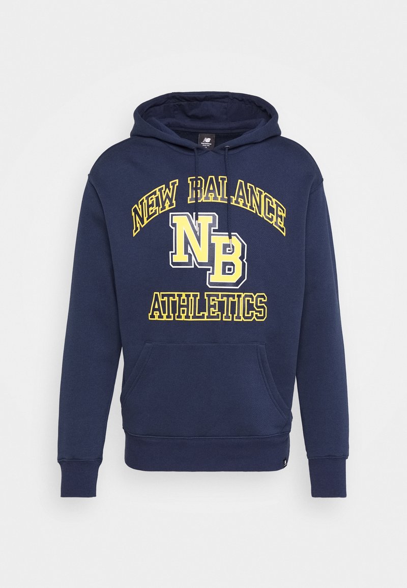 Sudadera azul marino con bolsillo frontal, capucha con cordón y texto gráfico amarillo que dice "New Balance NB Athletics". Material de mezcla de algodón.