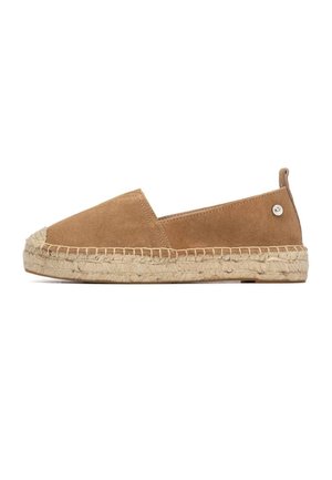 Espadrilla de ante en color tostado con punta redondeada y suela de yute trenzado. Presenta un diseño sencillo y un pequeño detalle metálico en el lateral.