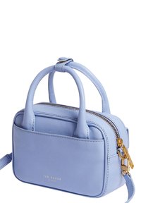 Borsa a mano in pelle blu chiaro con due manici corti, chiusura con zip e tracolla rimovibile. Presenta hardware dorato e logo impresso.
