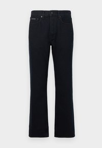 Čierne rifle z denimu s rovnými nohavicami, zapínaním na gombíky a dvoma prednými vreckami. Materiál má hladkú textúru s minimom detailov.