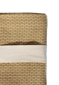 Tkanina v matné zlaté barvě s bílými akcenty; obsahuje strukturovaný vzor a hladký krémově zbarvený pruh podél jednoho okraje.