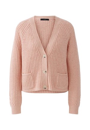 Cardigan en maille rose à col en V, manches longues, trois boutons sur le devant et deux petites poches avant, présenté sur fond blanc.
