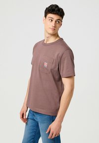 Wrangler SHORT SLEEVE POCKET - T-shirts basic - peppercorn