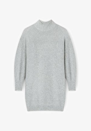 Maglione lavorato a maglia grigio chiaro con collo alto a lupetto, spalle abbassate e polsini a coste. Texture morbida con una vestibilità leggermente ampia.