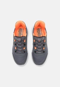 Skechers BOUNDER - Joggesko - charcoal/orange/black