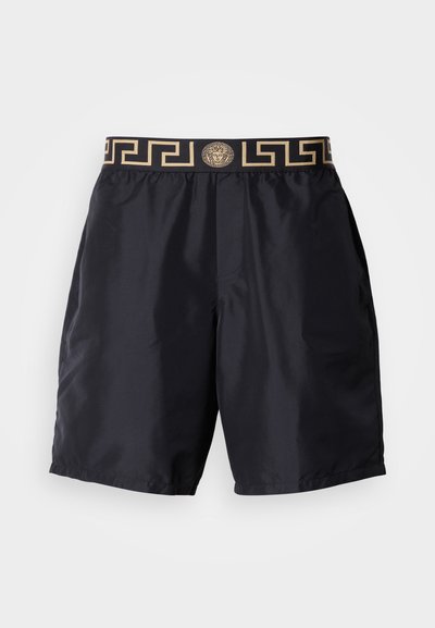 Zwarte zwemshorts met een elastische tailleband met een gouden Grieks sleutelmotief en Medusa-logo. Gemaakt van lichtgewicht, gladde stof.