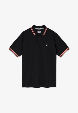 Czarna koszulka polo z krótkim rękawem, zapinana na dwa guziki, z koralowymi podwójnymi paskami na kołnierzu i mankietach oraz małą naszywką z logo na lewej piersi.