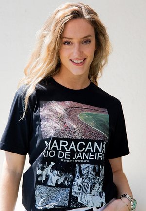Zwarte katoenen t-shirt met een collageontwerp met beelden van het Maracanã stadion en fans, inclusief coördinaten en tekst in het wit.