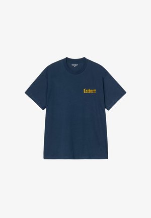 Camiseta de algodón azul marino con cuello redondo y mangas cortas, con el logotipo amarillo de "Carhartt" impreso en el lado izquierdo del pecho.