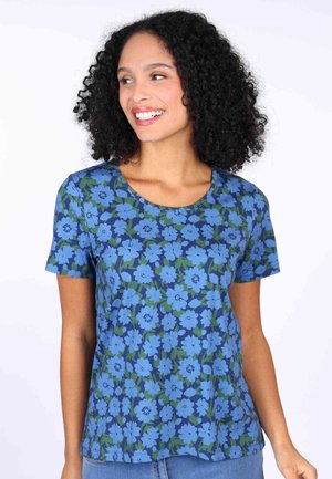 Blumen T-Shirt mit kurzen Ärmeln, das blaue Blumen auf einem dunkelblauen Hintergrund zeigt, Rundhalsausschnitt und aus weichem Stoff mit glatter Textur.