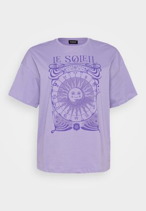 T-shirt di cotone color lavanda con maniche corte, caratterizzata da una grafica solare circolare e simboli astrologici in un viola più scuro. Collo a giro.