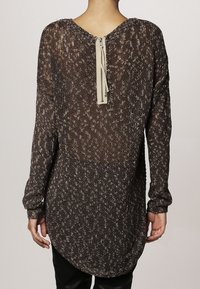 Brauner strukturierter Langarm-Pullover mit einem runden Rückenausschnitt, ausgestattet mit einem zentralen Reißverschluss und einem geschwungenen Saum. Helles, gestricktes Material.