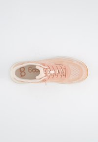 Baskets de sport rose clair avec un dessus en maille texturée, des accents crème et une semelle en caoutchouc. Comprend des lacets plats et une semelle intérieure rembourrée.