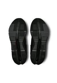 Zwarte sportschoenen met gestructureerde zolen met diepe groeven en een logo. Het ontwerp is gestroomlijnd en benadrukt grip en tractie.