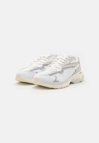 Puma TEVERIS NITRO THRIFTED - Sportcipő - white