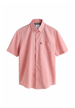 Roze overhemd met korte mouwen, knoopsluiting, een opknopbare kraag en een borstzak, weergegeven op een witte achtergrond.