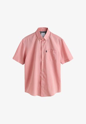 Ružová košeľa s krátkym rukávom na gombíky, s golierom na gombíky a náprsným vreckom, zobrazená na bielom pozadí.