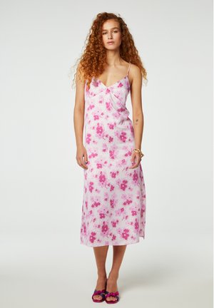 Roze bloemen midi-jurk met dunne bandjes, vervaardigd uit een soepel vallende stof die zachtjes drapeert. Accentuering van prints in donkerdere roze tinten.