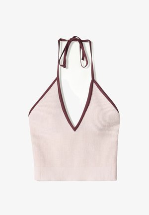 Top halter a maglia di un rosa chiaro con scollo a V profondo e bordi color bordeaux. Presenta lacci regolabili sul retro e una texture a coste.